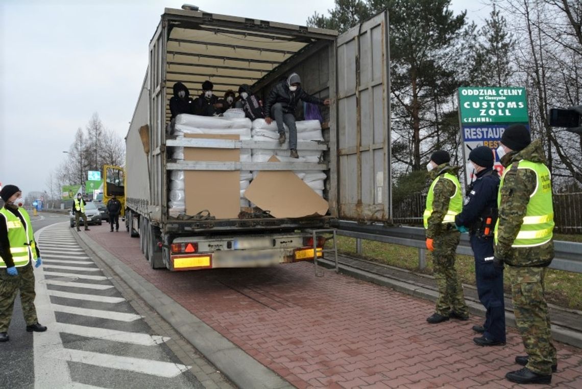 Nastoletni Afgańczycy wjechali do Polski w ciężarówce z workami słonecznika [WIDEO]