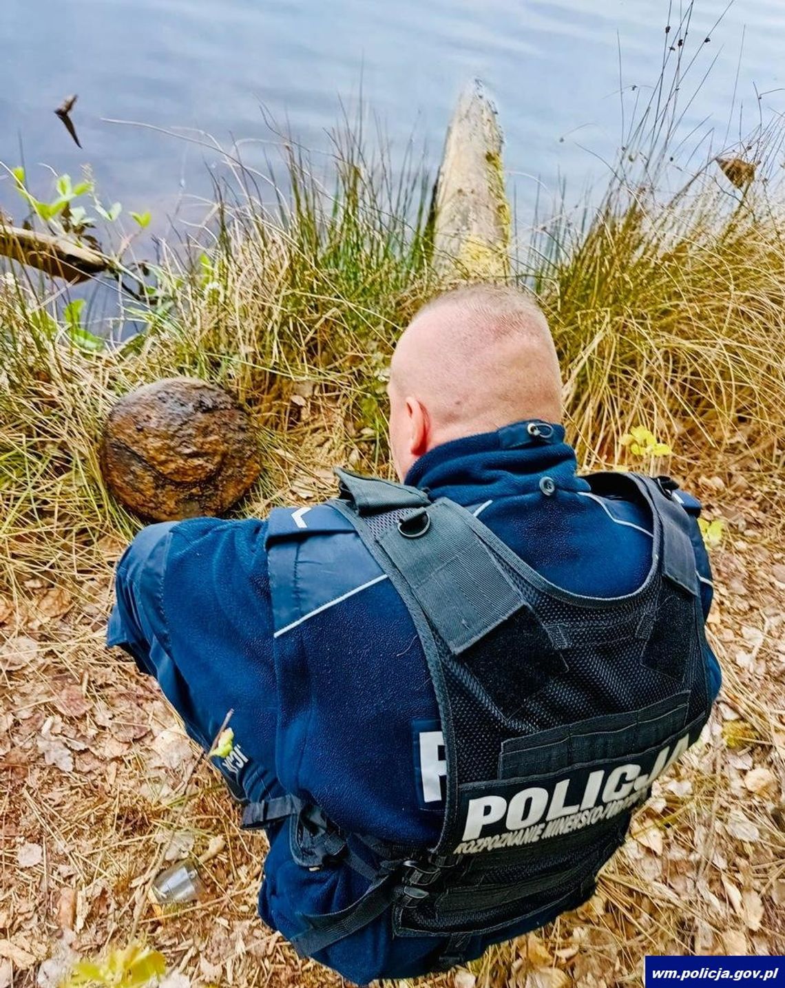 Natrafili w jeziorze na coś dziwnego. Okazało się, że to miny przeciwpancerne