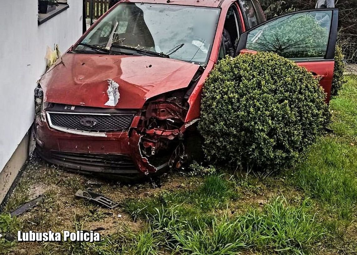 Nawalona baba skosiła ogrodzenie, przejechała przez ogródek i uderzyła w dom