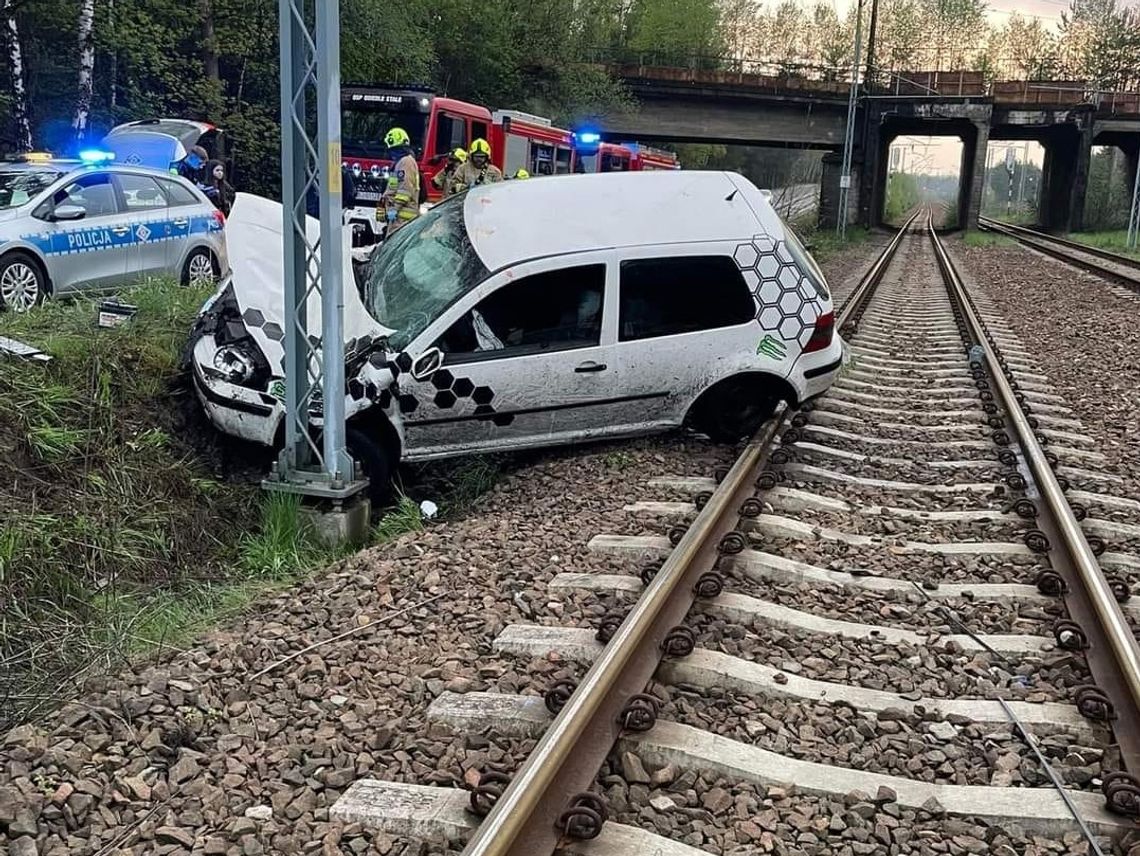 Nawalony 19-latek w golfie po wjechaniu w kałużę rozbił się na torowisku. W aucie cała ekipa