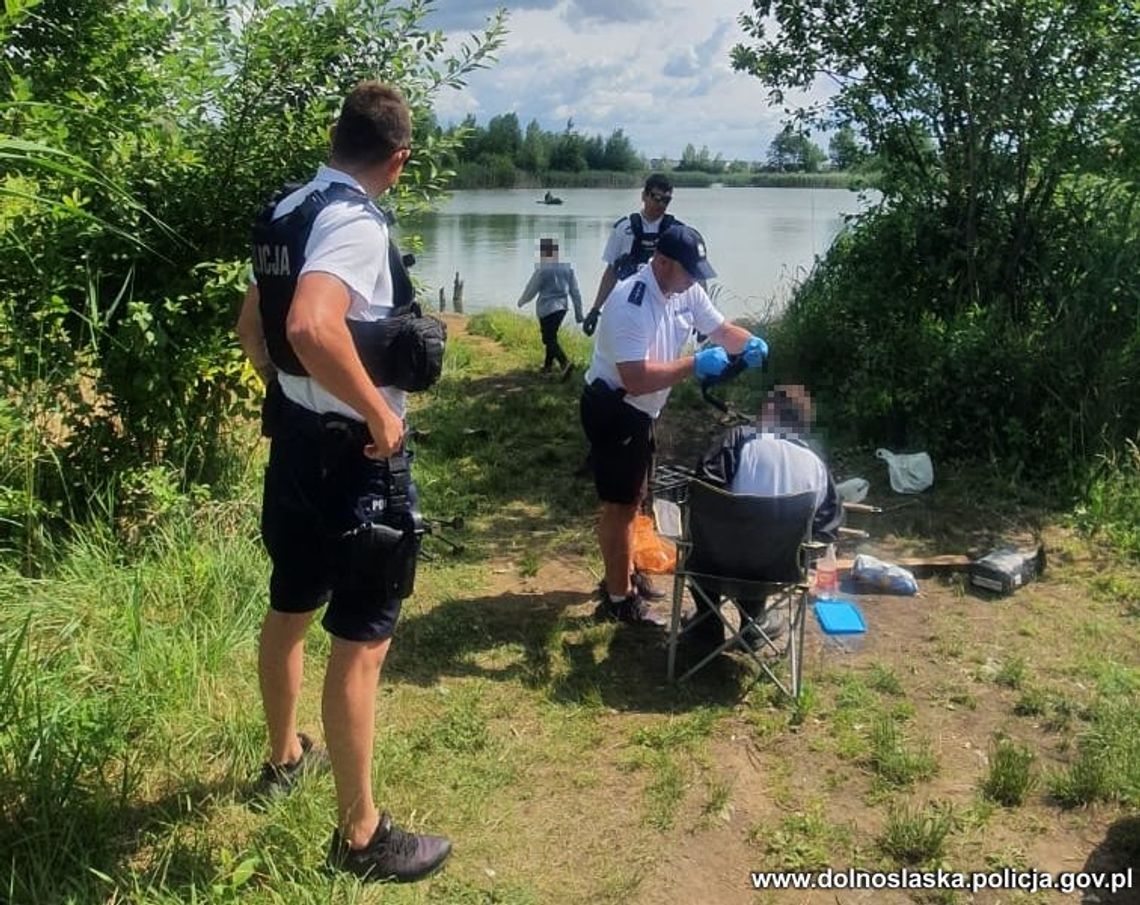 Nawalony tatuś z workiem amfetaminy zabrał syna na ryby. Pływali tak pontonem po stawie