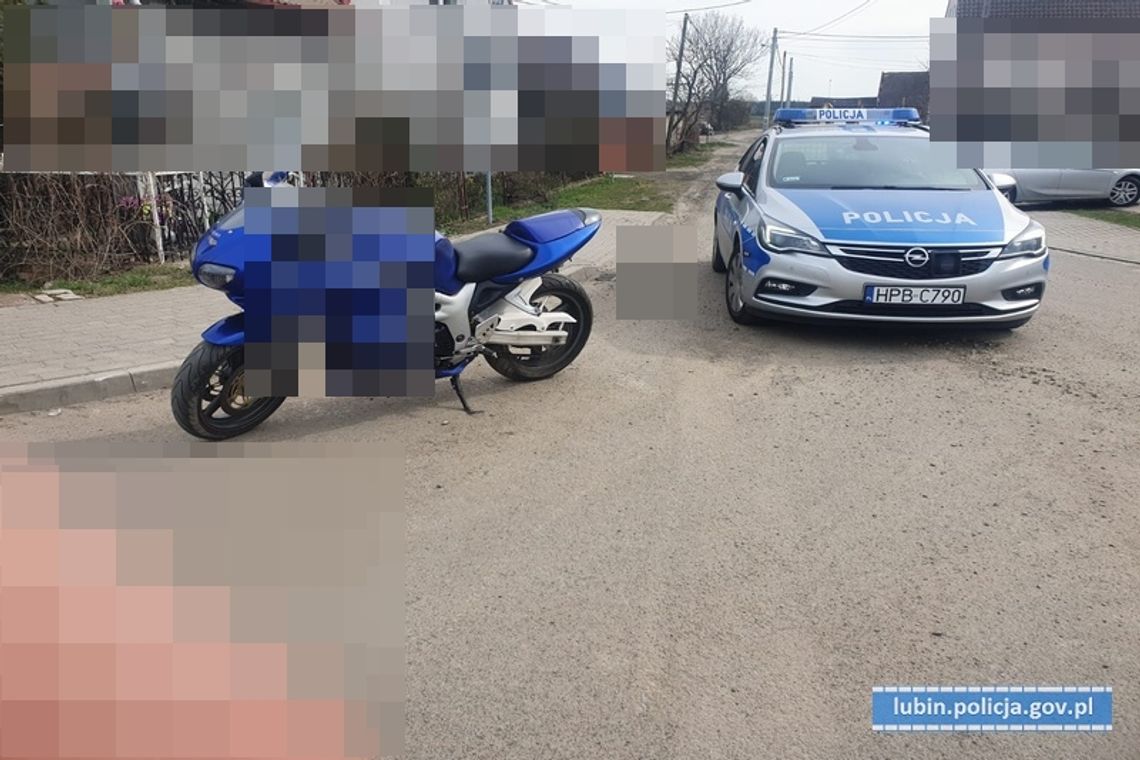 Nawciągany motocyklista chciał zepchnąć radiowóz z drogi. Zatrzymali go po pościgu