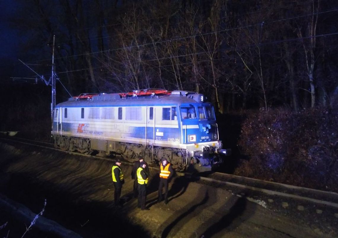 "Nawiedzona" lokomotywa sama ruszyła z bocznicy. Wcześniej wjechała w koparkę