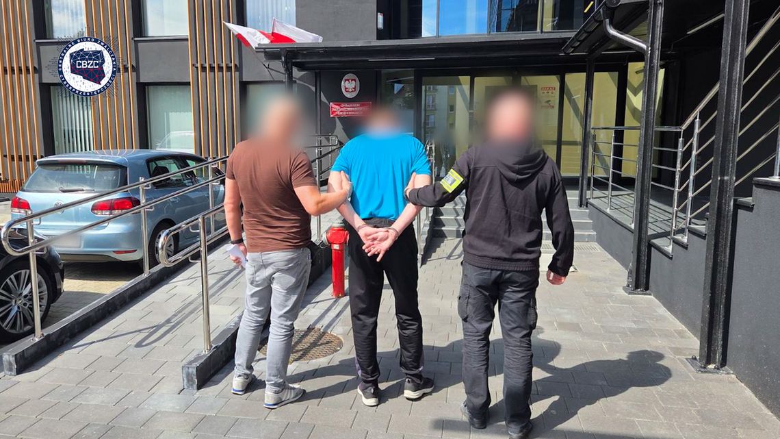 Nawoływał do zabicia policjantów i ich rodzin. 54-latek namierzony i zatrzymany przez CBZC
