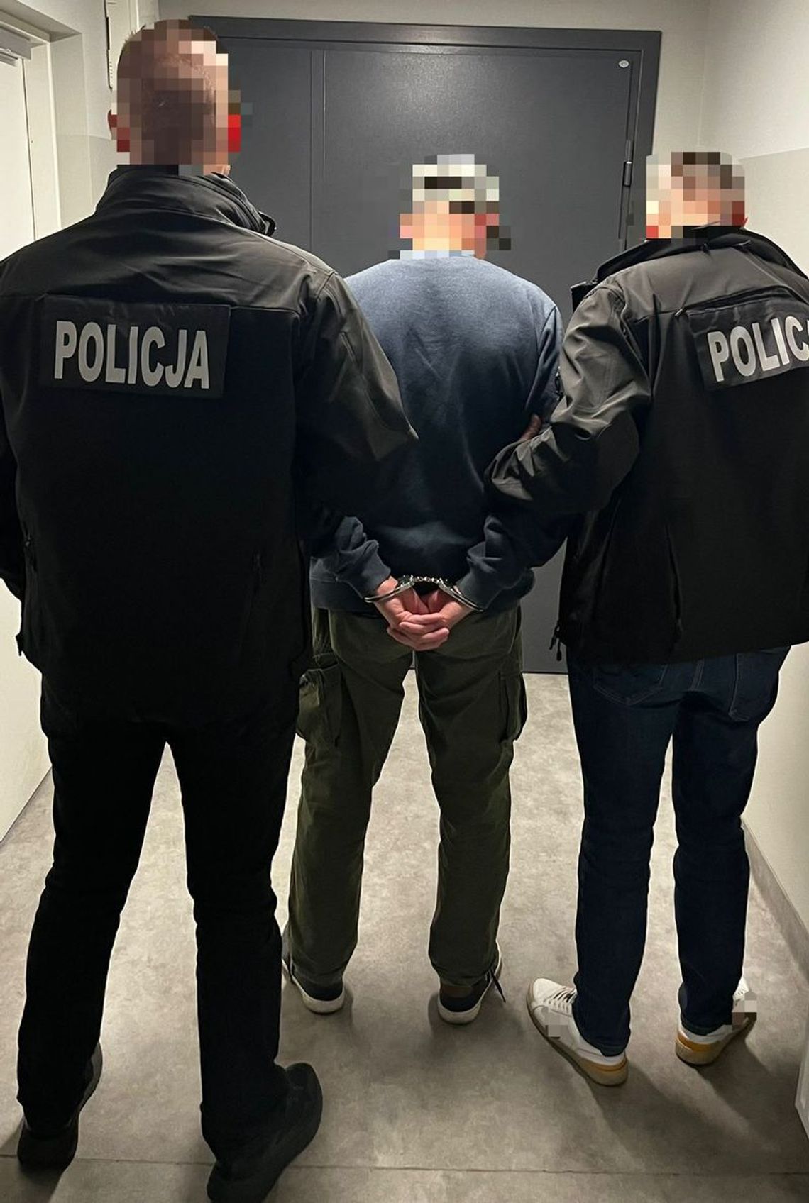 Nerwowe zachowanie na podwórku zgubiło 56-latka. Mężczyzna ukrywał kilogram dopalaczy