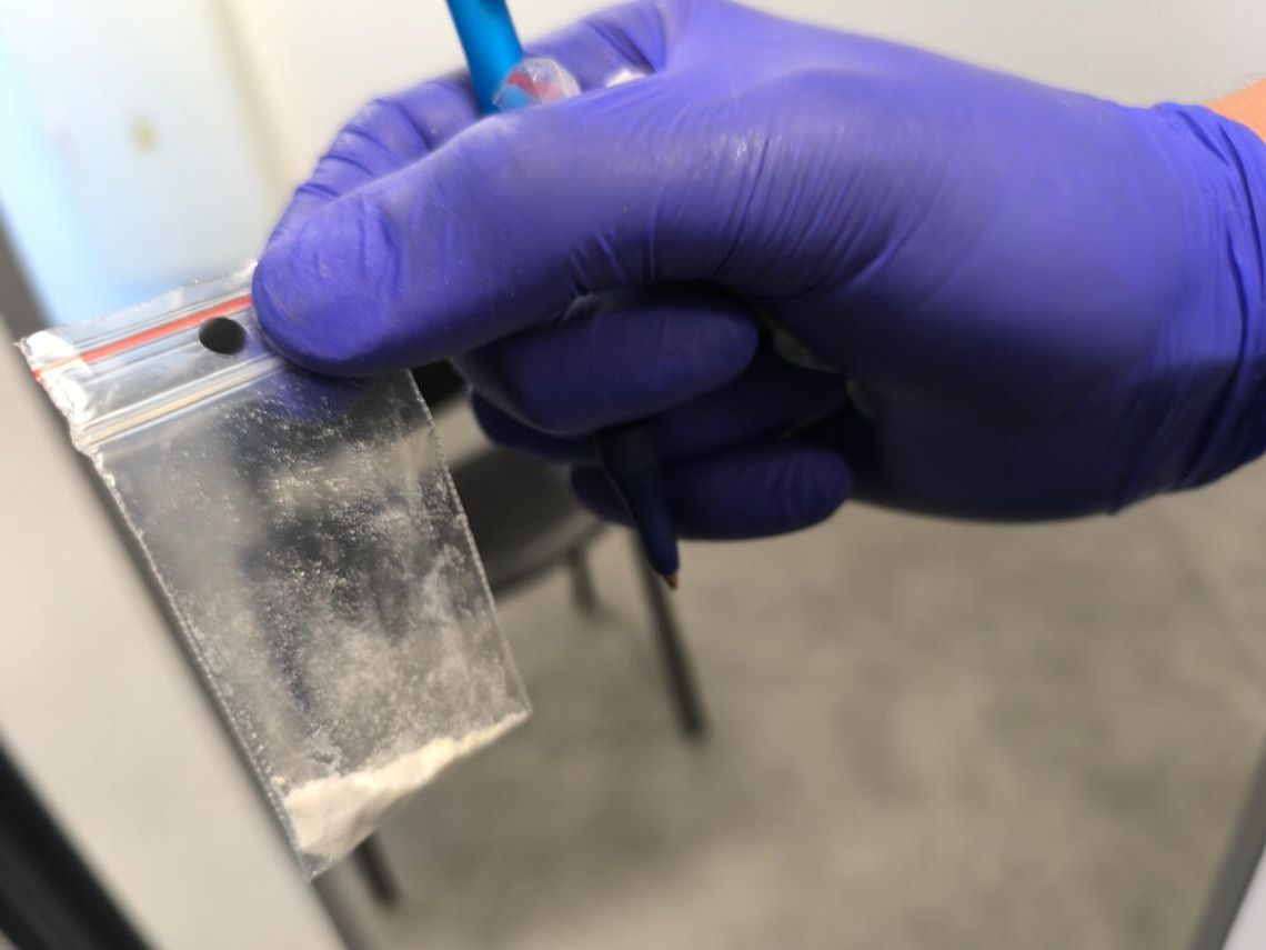 Nerwowe zachowanie zgubiło 15-latka. Policjanci znaleźli przy nim mefedron