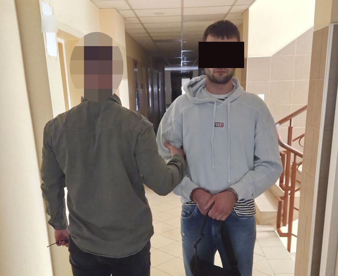 Nerwowo rozglądał się przy bankomacie i wypłacał kasę. 27-letni oszust z Białorusi zatrzymany