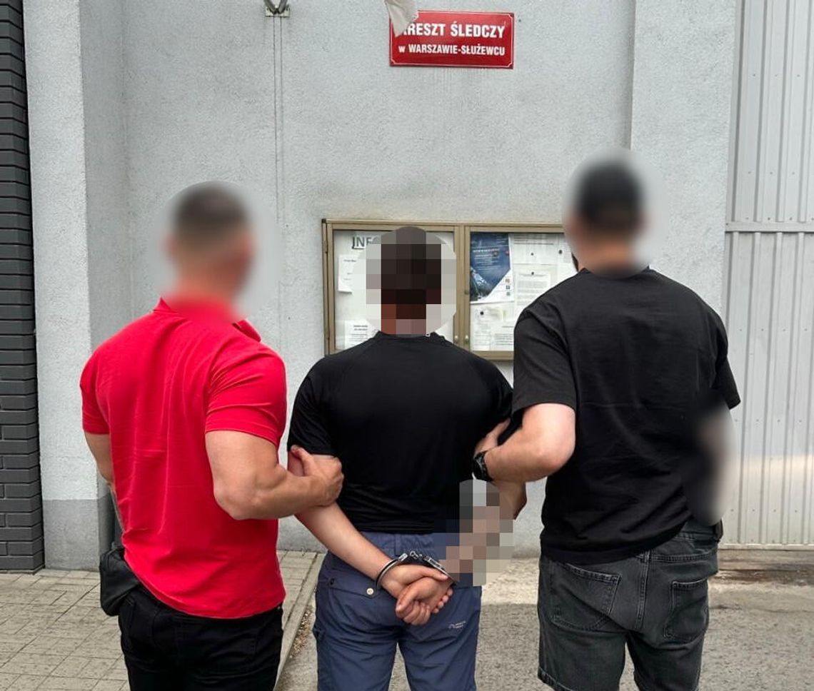 Nerwowo wpisywał kody i wypłacał pieniądze z bankomatów. 25-letni Ukrainiec trafił do aresztu Nerwowo wpisywał kody i wypłacał pieniądze z bankomatów. 25-letni Ukrainiec trafił do aresztu