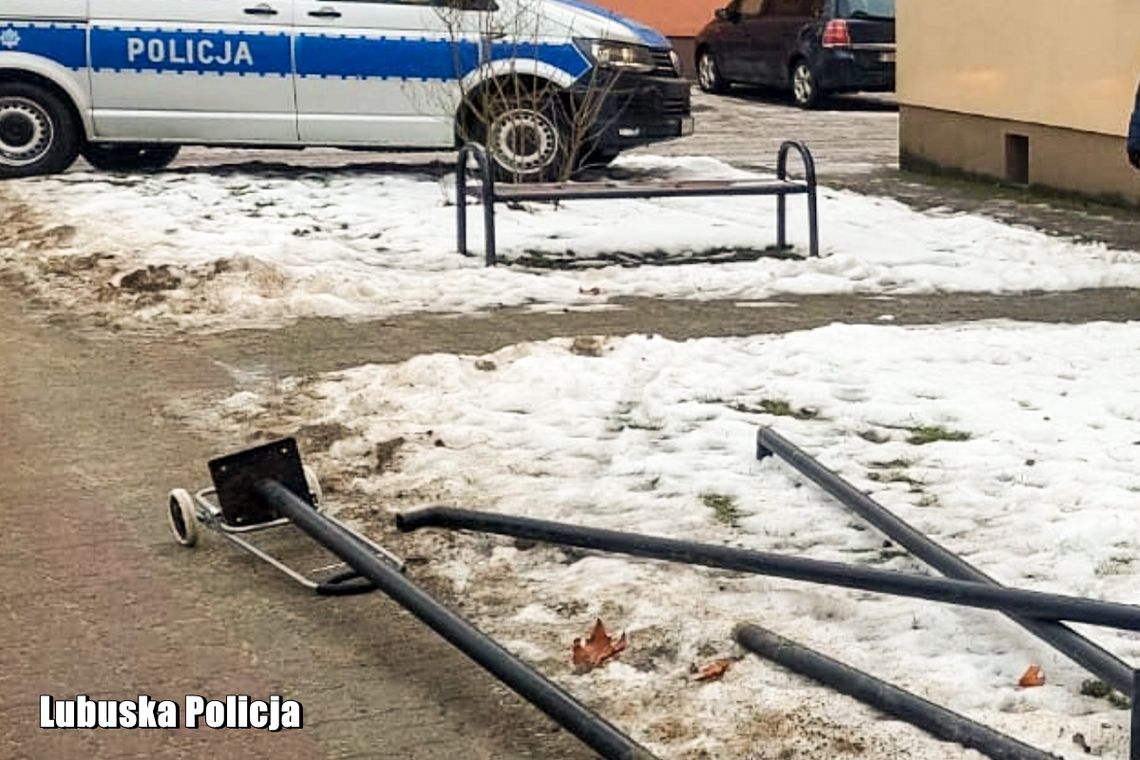 Nie było co ukraść, więc wzięli się za latarnie. Potem chcieli je sprzedać na złomie