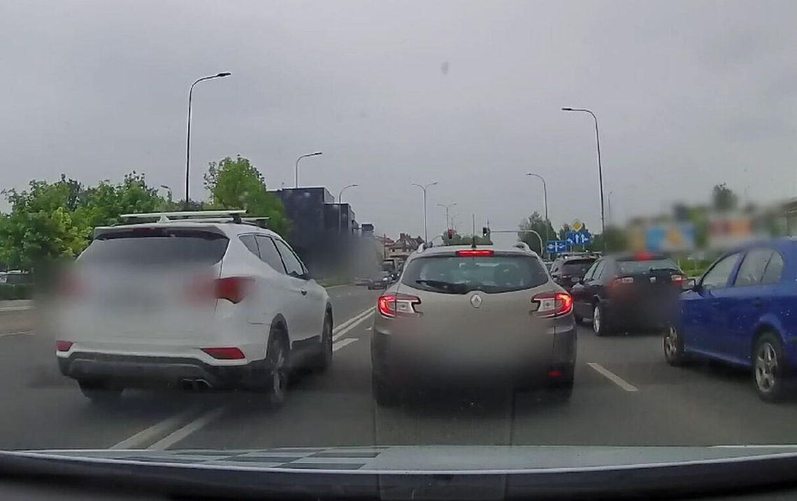 Nie chciała czekać jak inni i pojechała po ciągłej. Policja dostała nagranie. Kobieta została ukarana