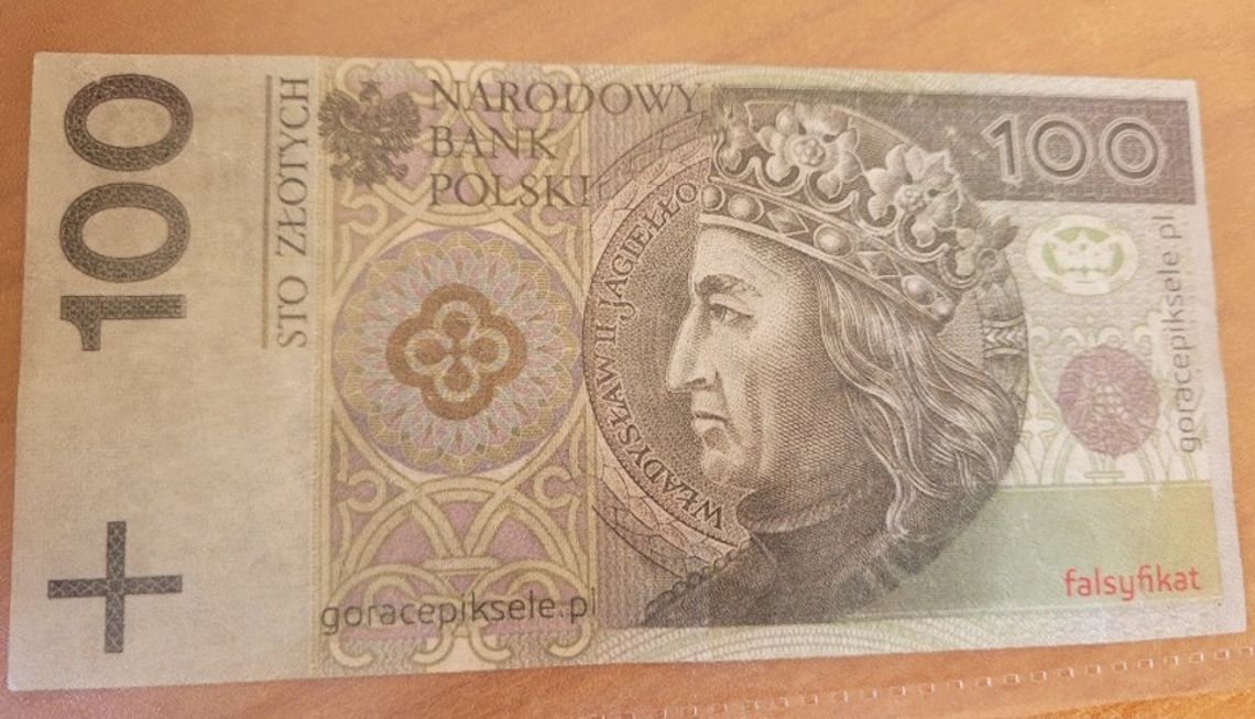 Nie miał pieniędzy na zakupy, więc płacił fałszywkami z gry dziecka. Grozi mu za to 8 lat więzienia