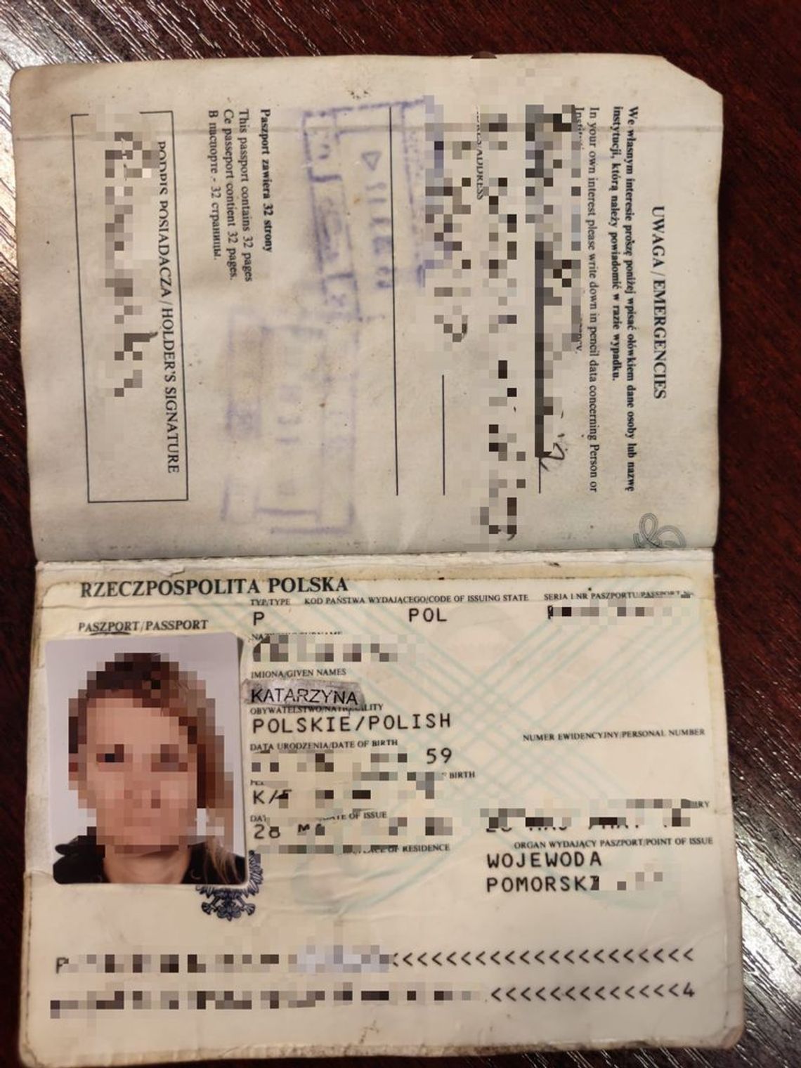 Nie miała dowodu, więc wkleiła zdjęcie do paszportu babci. Chciała odwiedzić ukochanego w areszcie