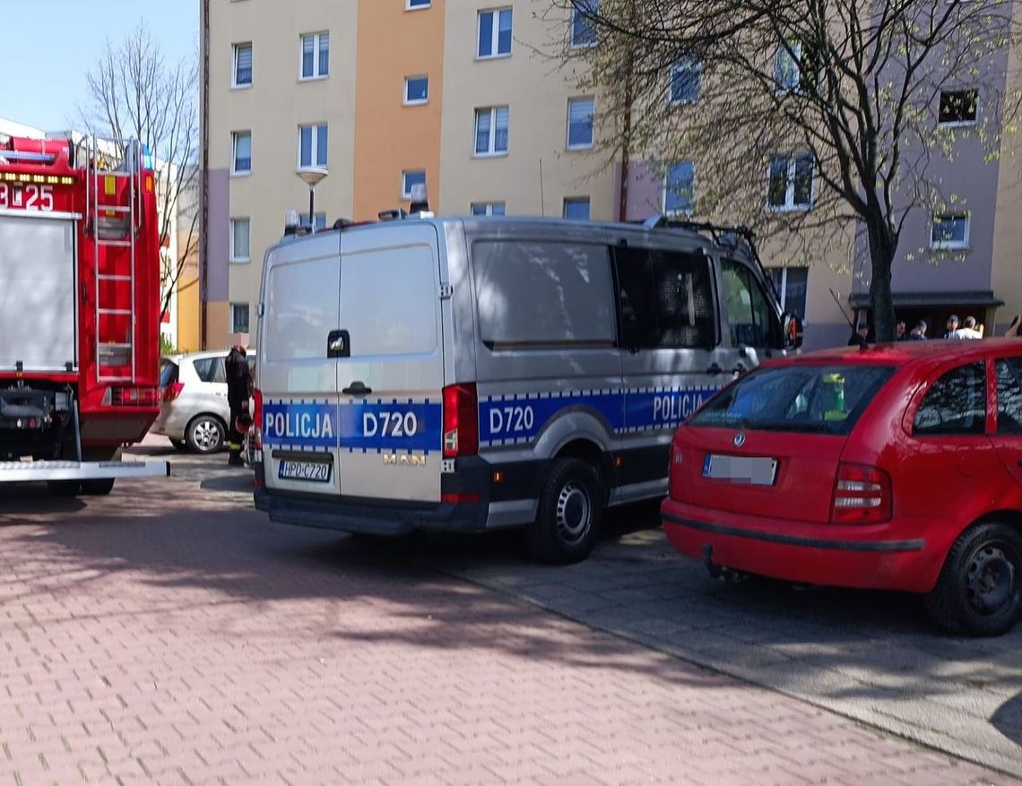 Nie mógł wejść do własnego mieszkania, więc oblał drzwi benzyną i podpalił. W środku była rodzina