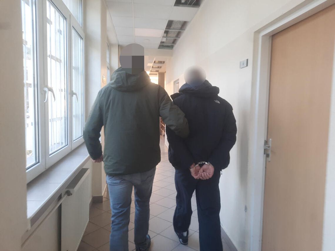 Nie otworzył policjantom, przez balkon wyrzucił torbę z kilogramem narkotyków. 33-latek zatrzymany Nie otworzył policjantom, przez balkon wyrzucił torbę z kilogramem narkotyków. 33-latek zatrzymany