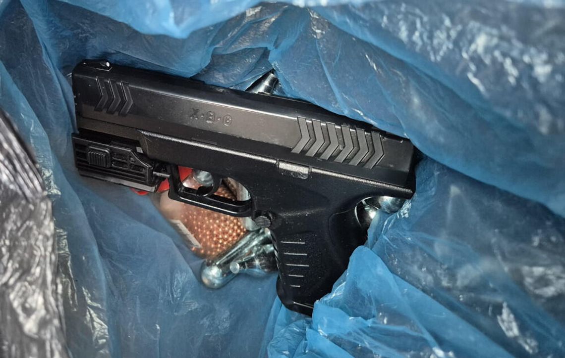 Nie podobała mu się obsługa, więc wyciągnął "pistolet". 40-latek groził właścicielowi baru