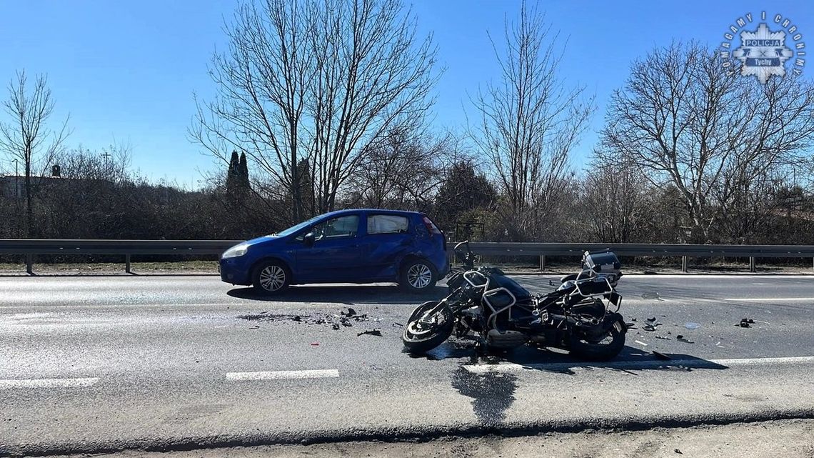 Nie popatrzyła w lusterka i uderzyła motocyklistę. Ranny mężczyzna trafił do szpitala