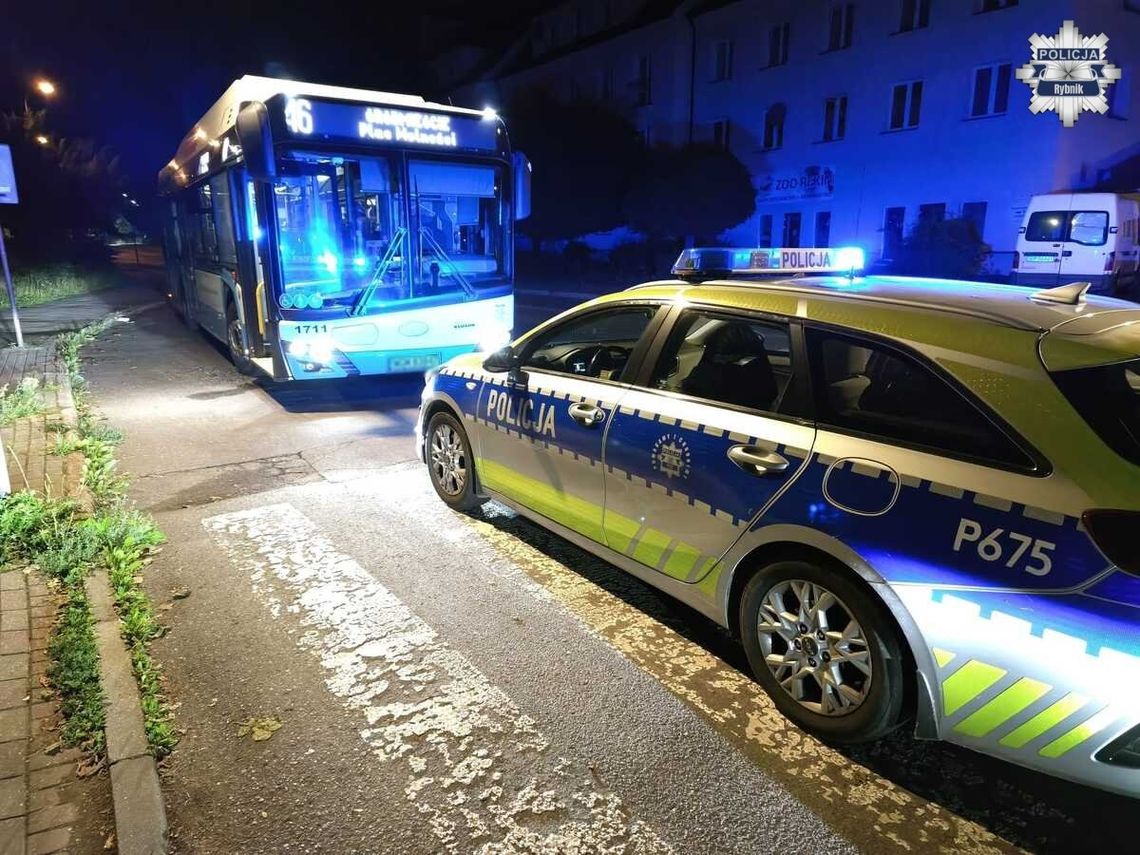 Nie przyjmowała do wiadomości, że kierowca zakończył kurs. Ze złości rzuciła butelką w autobus Nie przyjmowała do wiadomości, że kierowca zakończył kurs. Ze złości rzuciła butelką w autobus