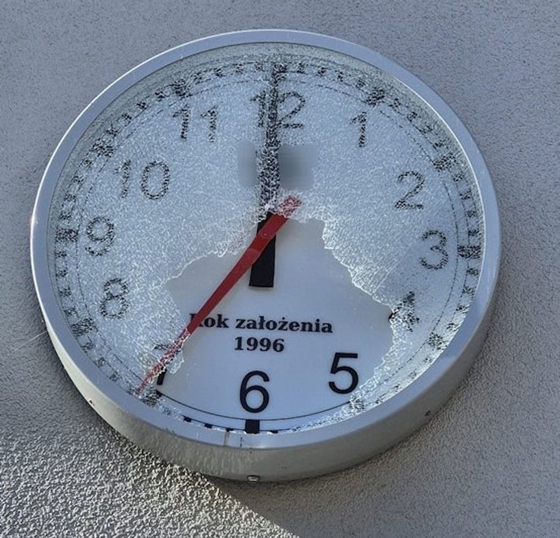 Nie spodobał jej się zegar na elewacji jubilera. Zniszczyła go kijem, straty sięgają 8,5 tysiąca zł