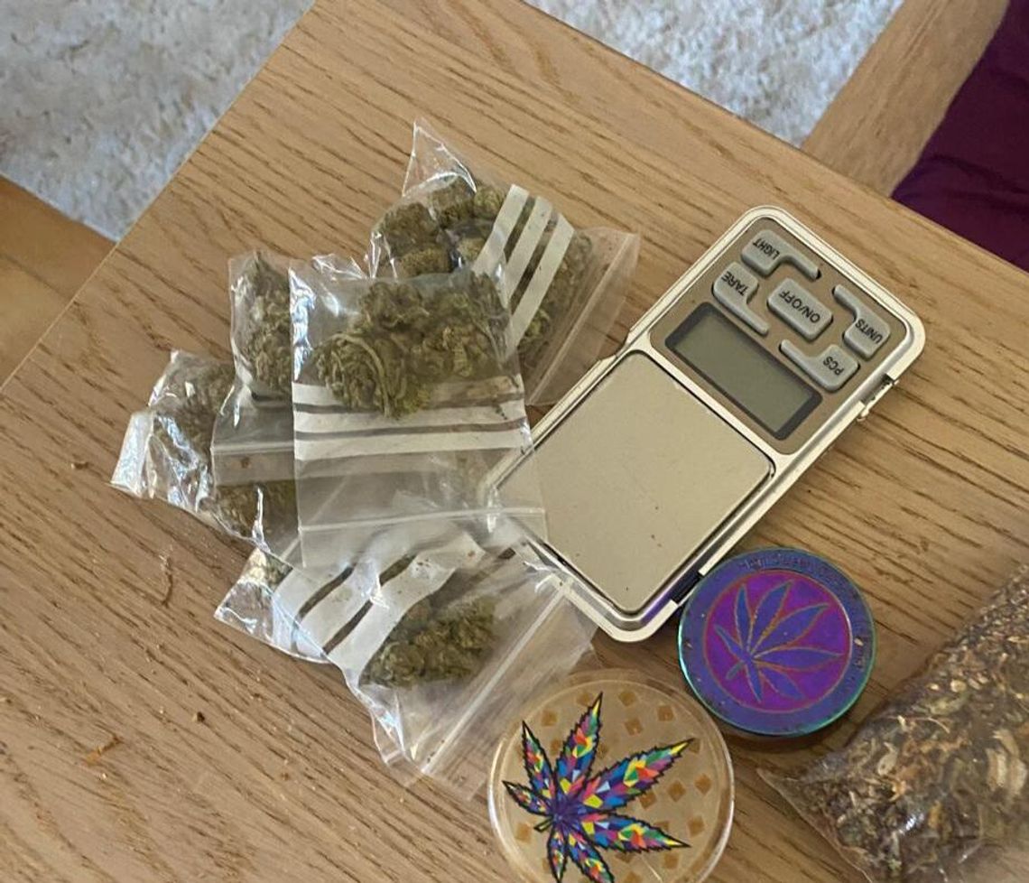 Nie stawiał się na komisję wojskową, więc policjanci odwiedzili go w domu. Wyczuli zapach marihuany, a potem ją znaleźli