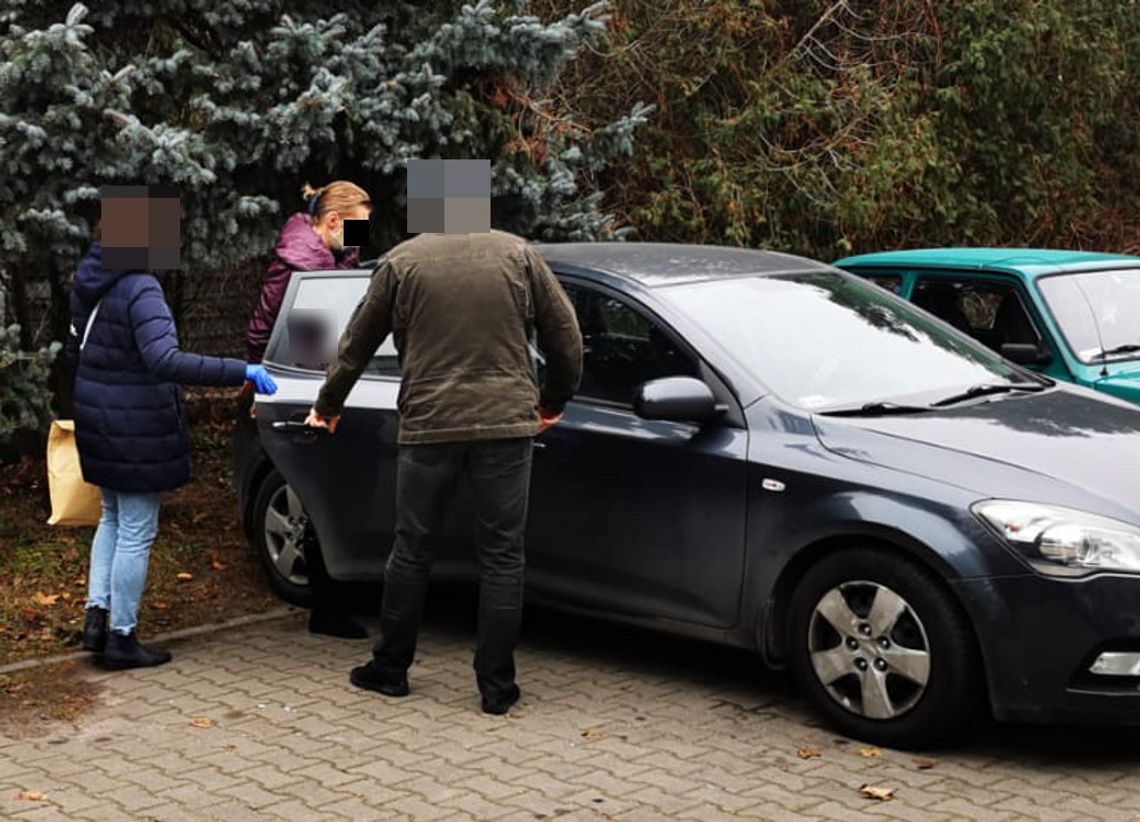 Nie wytrzymała podczas kłótni i wbiła facetowi nóż w klatkę. Gdy weszli policjanci, leżał bez oznak życia