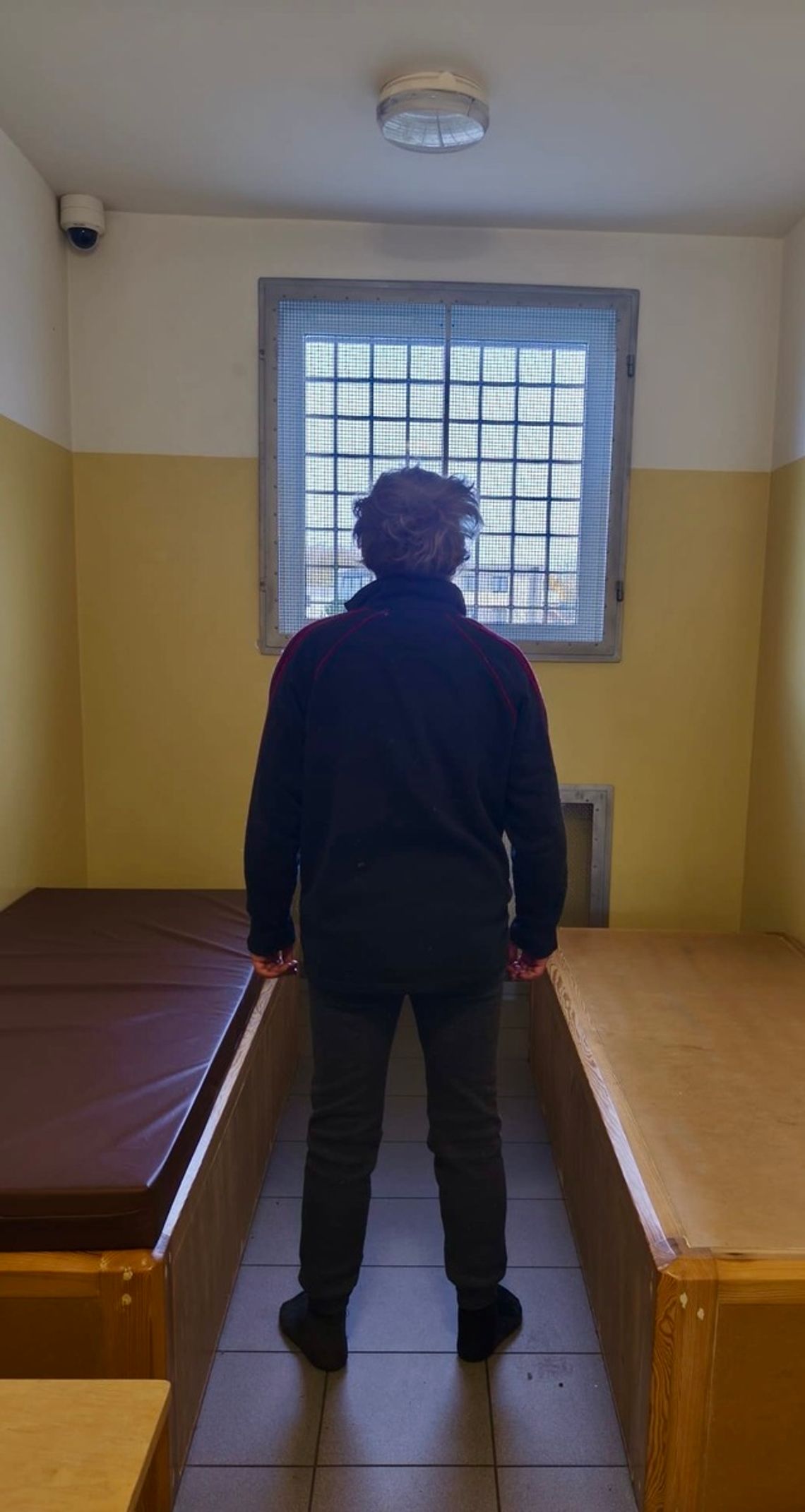 Nie zamknęła drzwi na noc, obudził ją trzask i zapalone światło. Do domu wszedł obcy mężczyzna