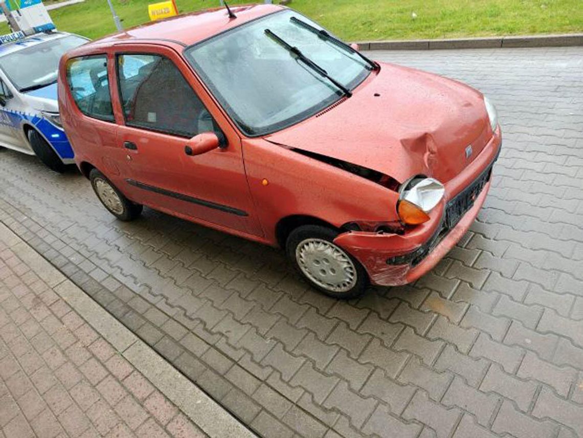 Nie zapanował nad seicento i wjechał w szyld stacji paliw. Mężczyzna miał prawie 3 promile