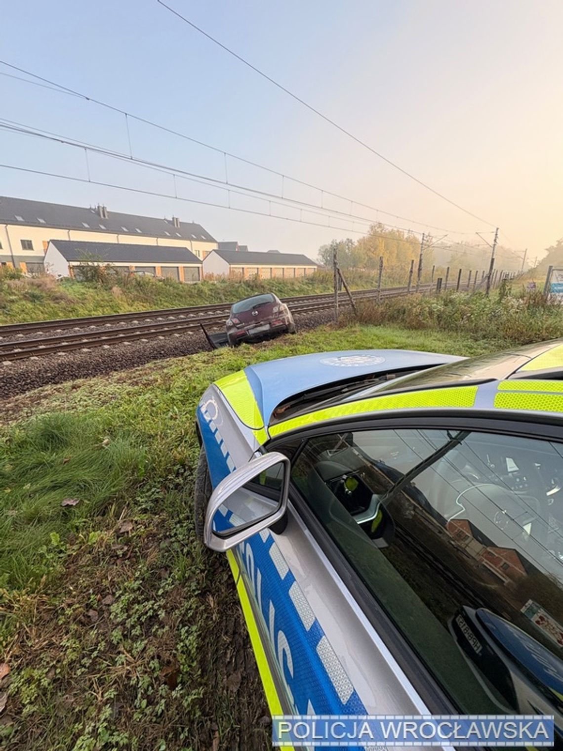Nie zapiął pasów, a potem uciekał przed policją. Mazdą wjechał w nasyp kolejowy Nie zapiął pasów, a potem uciekał przed policją. Mazdą wjechał w nasyp kolejowy
