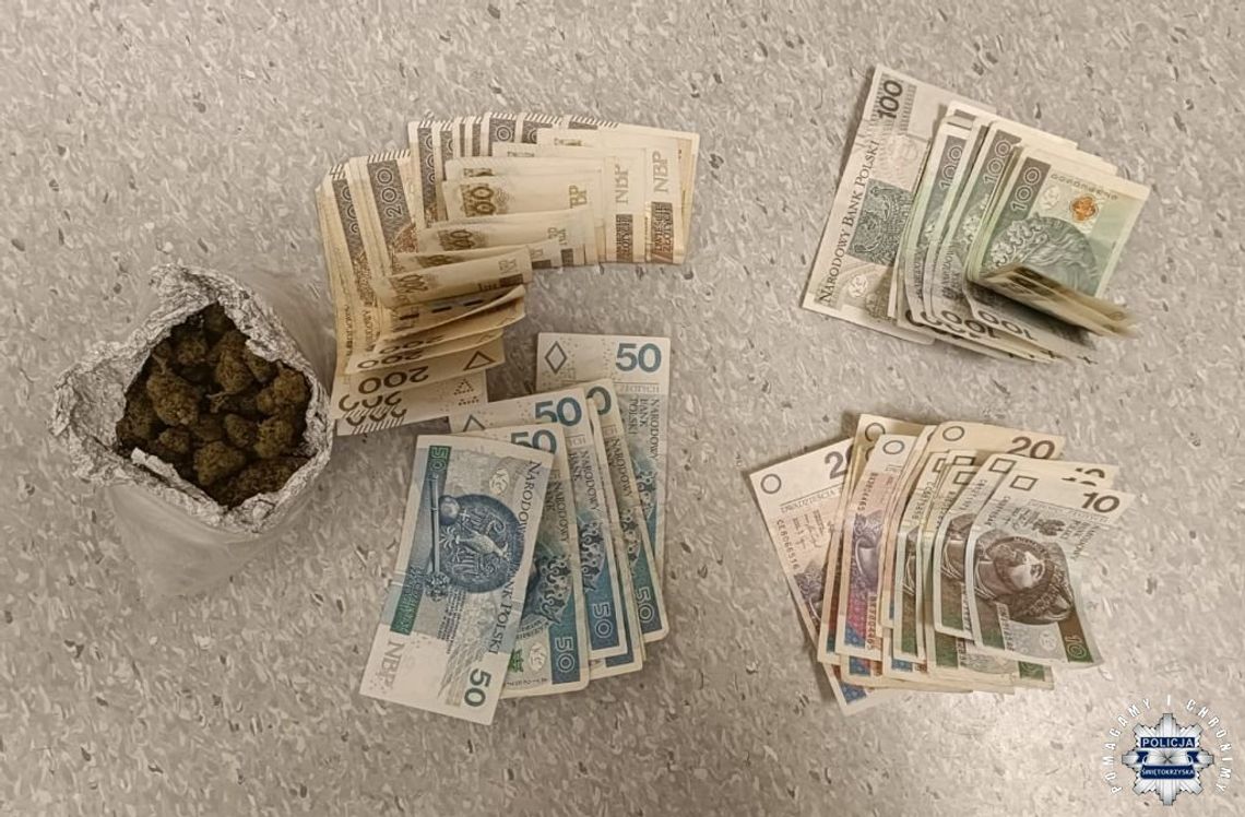 Nie zastali poszukiwanego, ale poczuli zapach marihuany. Policjanci zatrzymali właściciela mieszkania