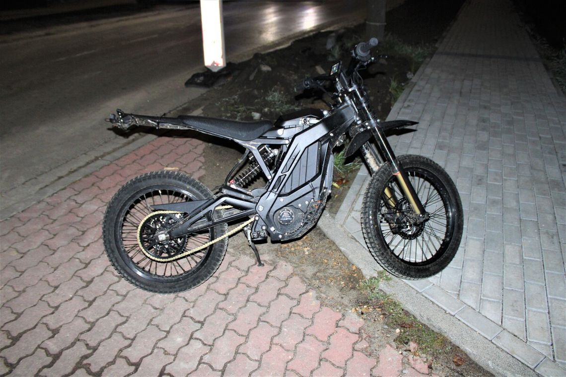 Nie zatrzymał elektrycznego crossa i potrącił policjanta. Tester wykazał amfetaminę Nie zatrzymał elektrycznego crossa i potrącił policjanta. Tester wykazał amfetaminę