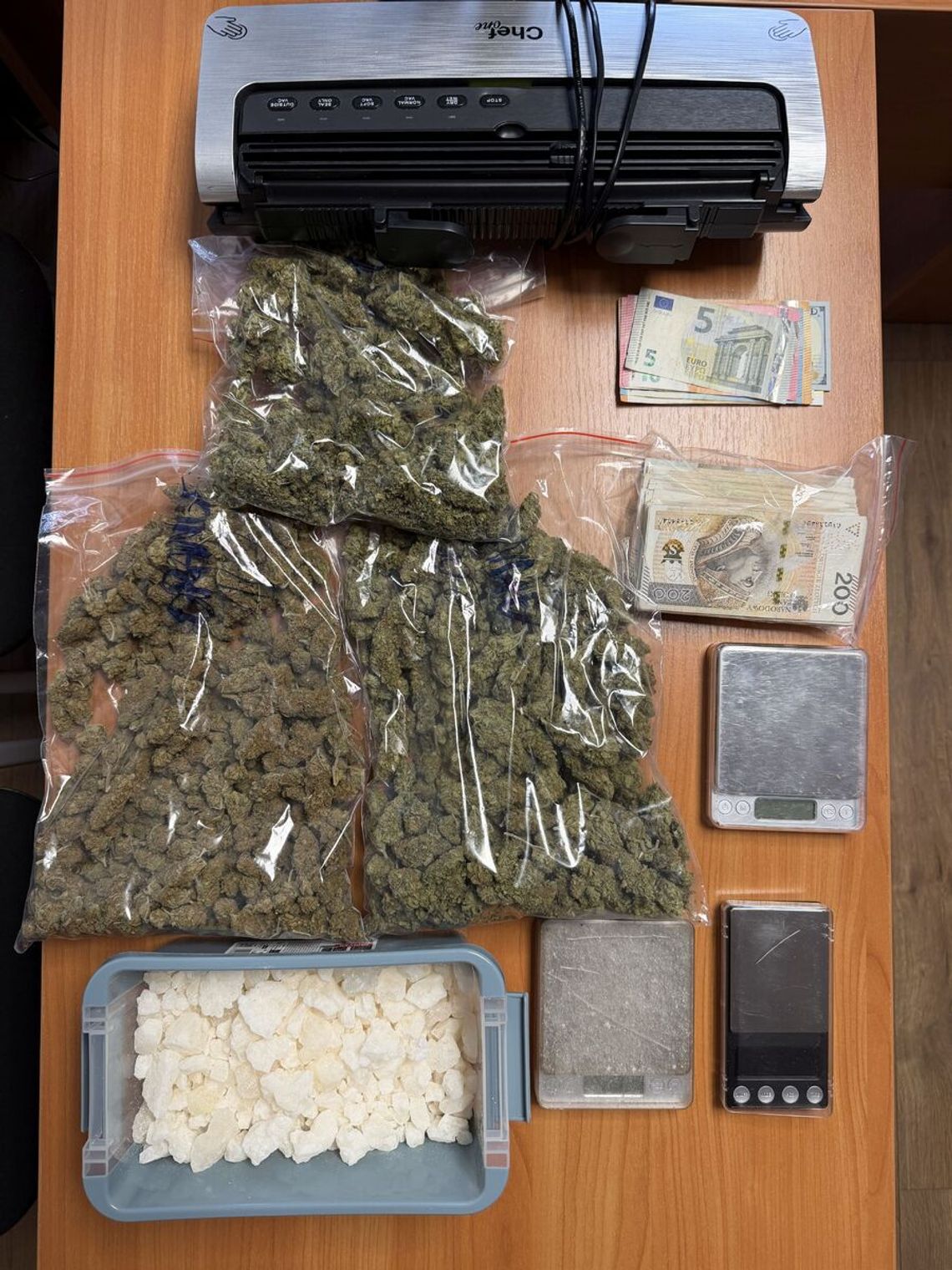 Nie zatrzymał się do kontroli i rozpoczął ucieczkę. Miał przy sobie 1,5 kg narkotyków Nie zatrzymał się do kontroli i rozpoczął ucieczkę. Miał przy sobie 1,5 kg narkotyków