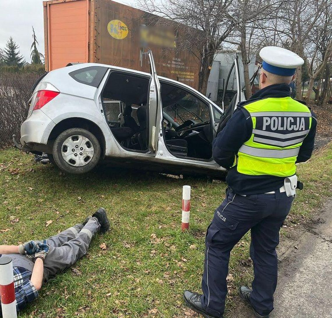 Nie zatrzymał się do kontroli, skończyło się kraksą i glebą. Policjanci znaleźli też zawiniątko, które wyrzucili podczas pościgu