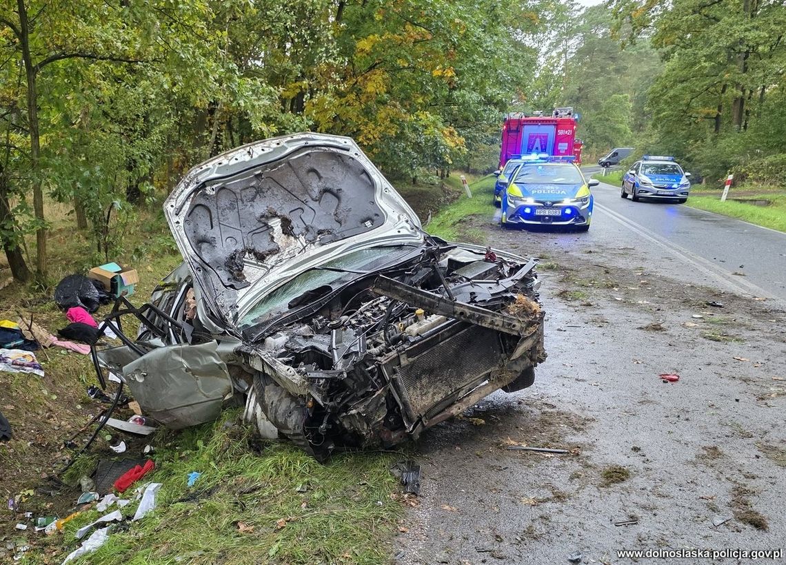 Nie zatrzymał się do kontroli, uciekając rozbił auto. Kierowca po narkotykach, a pasażer poszukiwany