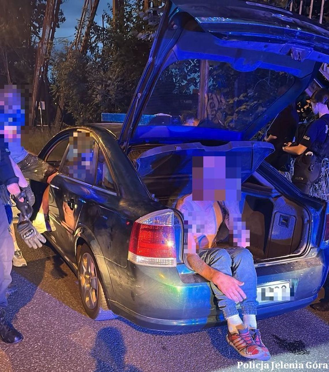 Nie zatrzymał się do kontroli, w bagażniku wiózł poszukiwanego kolegę. Wcześniej doszło do bijatyki