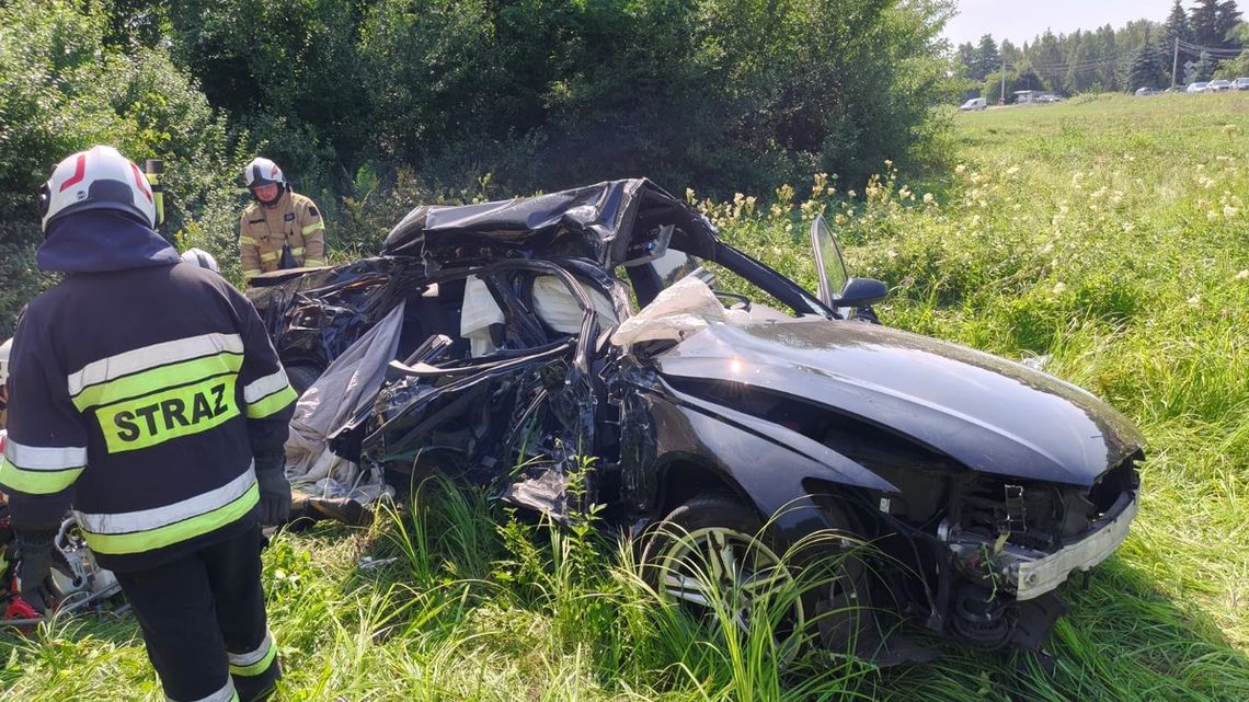 Nie zatrzymał się na stopie i wjechał przed ciężarówkę.  Audi zostało zmiażdżone