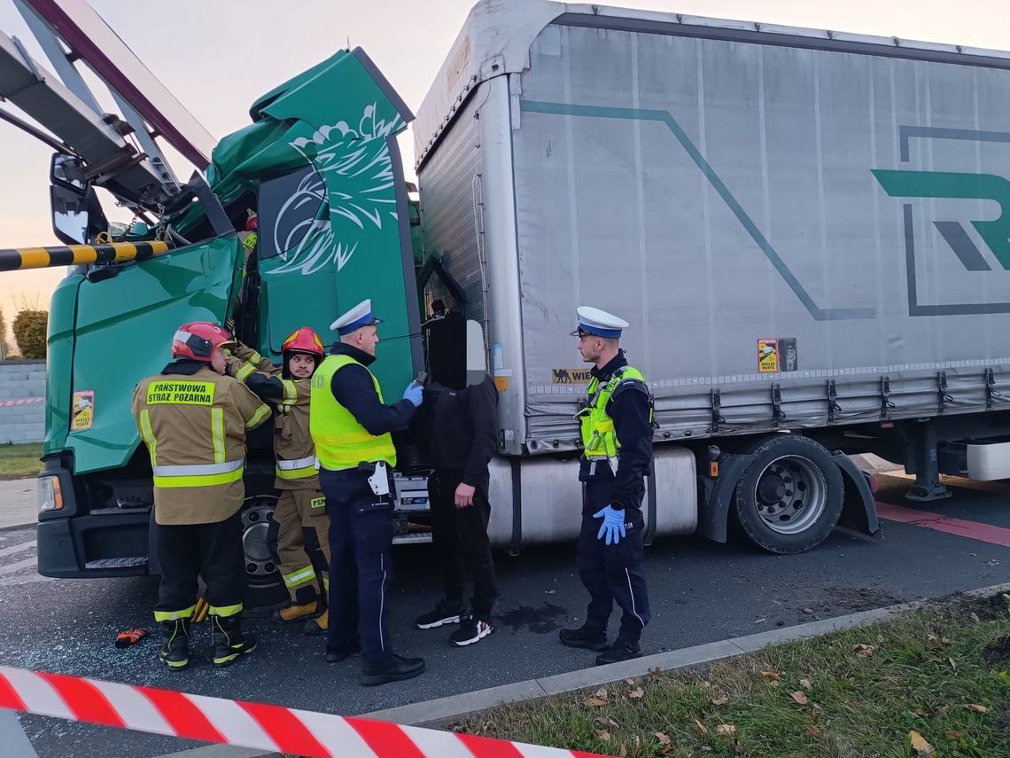 Nie zauważył ograniczenia i staranował bramownicę. Kierowca z Białorusi wydmuchał ponad 2,5 promila Nie zauważył ograniczenia i staranował bramownicę. Kierowca z Białorusi wydmuchał ponad 2,5 promila