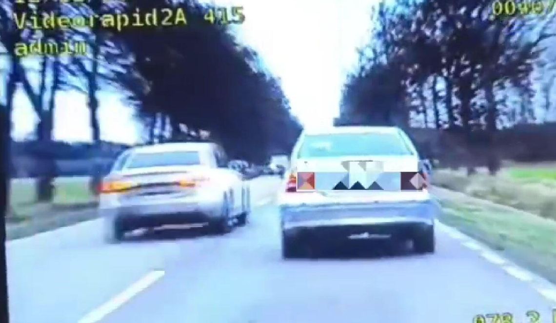 Niebezpieczna jazda kierowcy mercedesa. Wyprzedzał kolumnę samochodów i prawie doprowadził do czołówki Niebezpieczna jazda kierowcy mercedesa. Wyprzedzał kolumnę samochodów i prawie doprowadził do czołówki