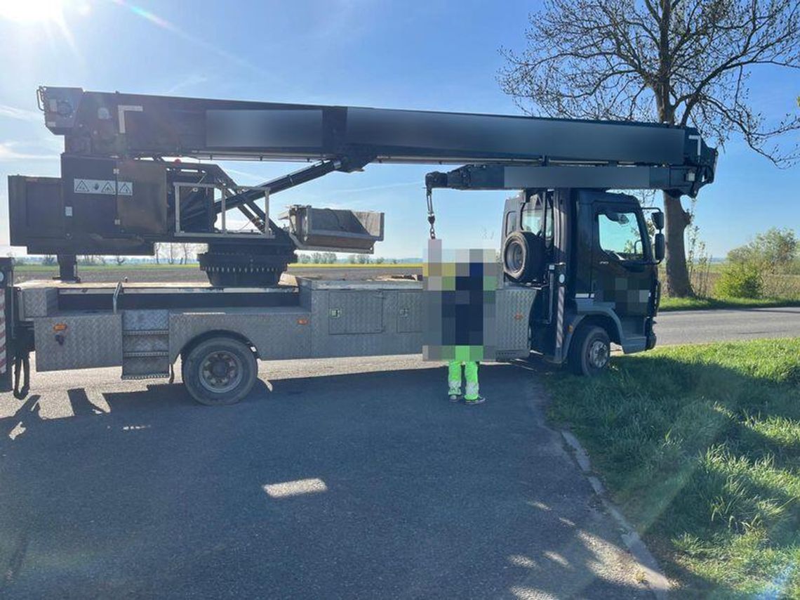 Niebezpieczna szarża kierowcy dźwigu. Przekroczył dopuszczalną prędkość i był pijany