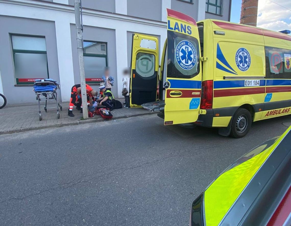 Niebezpieczna zabawa 11-latka. Robił triki na rowerze i rozbił się o zaparkowanego seata