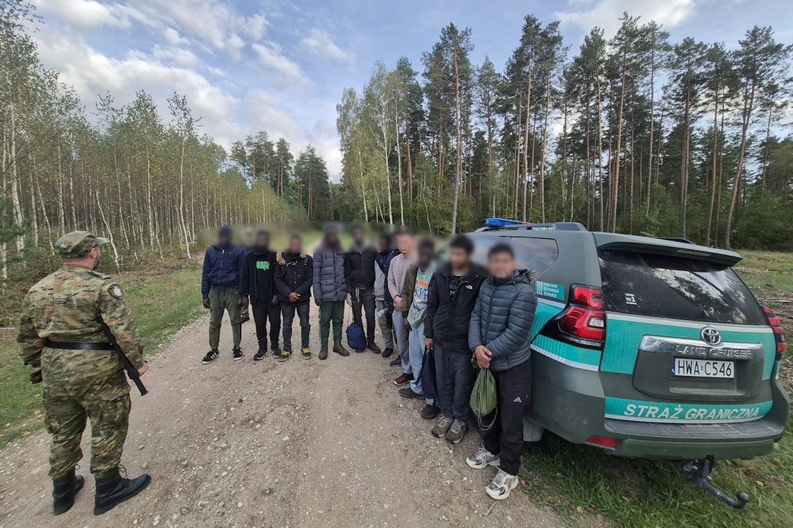 Niebezpieczne ataki na służby i blisko 50 prób nielegalnego przekroczenia granicy z Białorusią Niebezpieczne ataki na służby i blisko 50 prób nielegalnego przekroczenia granicy z Białorusią