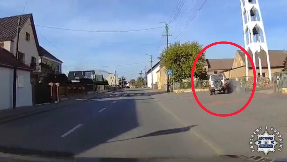 Niebezpieczne manewry kierowcy Suzuki. Uderzył w ogrodzenie kościoła i odjechał