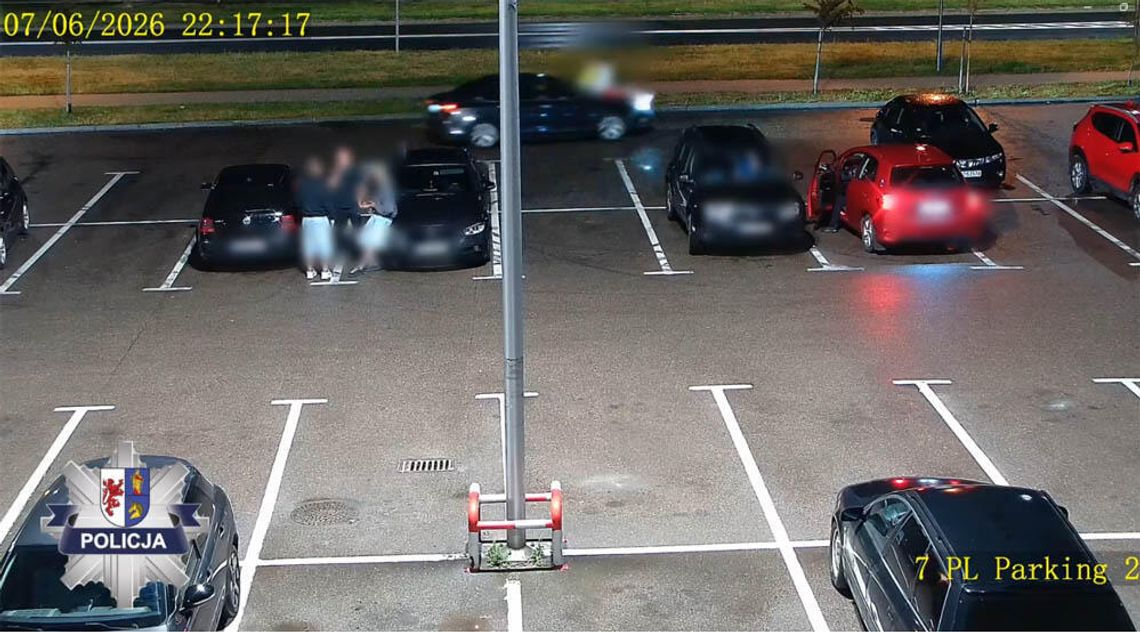 Niebezpieczne popisy na parkingu. Dziewczyna wiozła znajomych na masce samochodu Niebezpieczne popisy na parkingu. Dziewczyna wiozła znajomych na masce samochodu