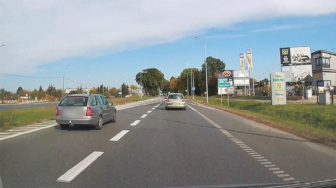 Niebezpieczne wyprzedzanie nagrane przez kamerkę w innym aucie. Teraz kierowcy grozi wysoki mandat. WIDEO