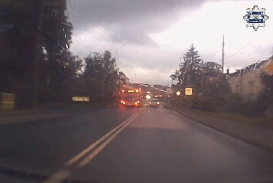 Niebezpieczny manewr kierowcy miejskiego autobusu. Dostał 30 punktów Niebezpieczny manewr kierowcy miejskiego autobusu. Dostał 30 punktów