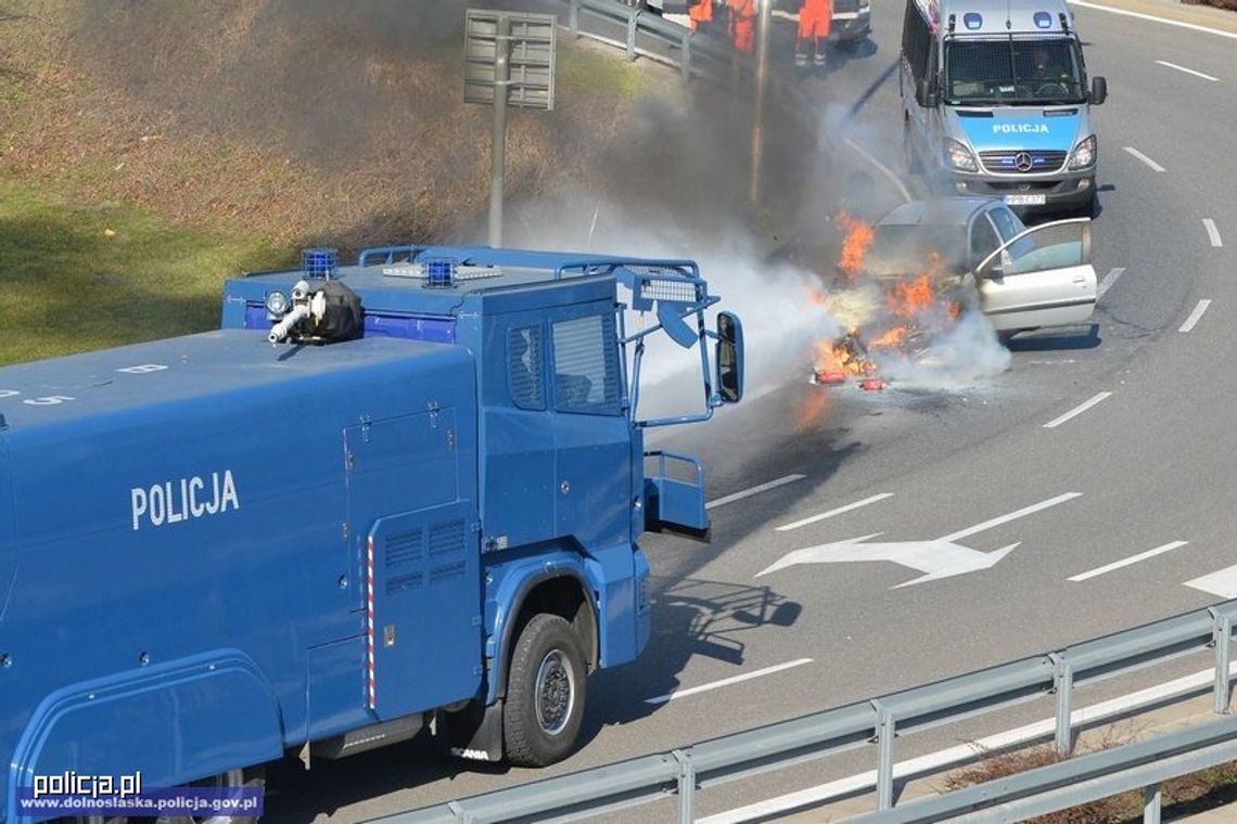 Niebieska "straż pożarna" w akcji. Armatką wodną w płonące auto