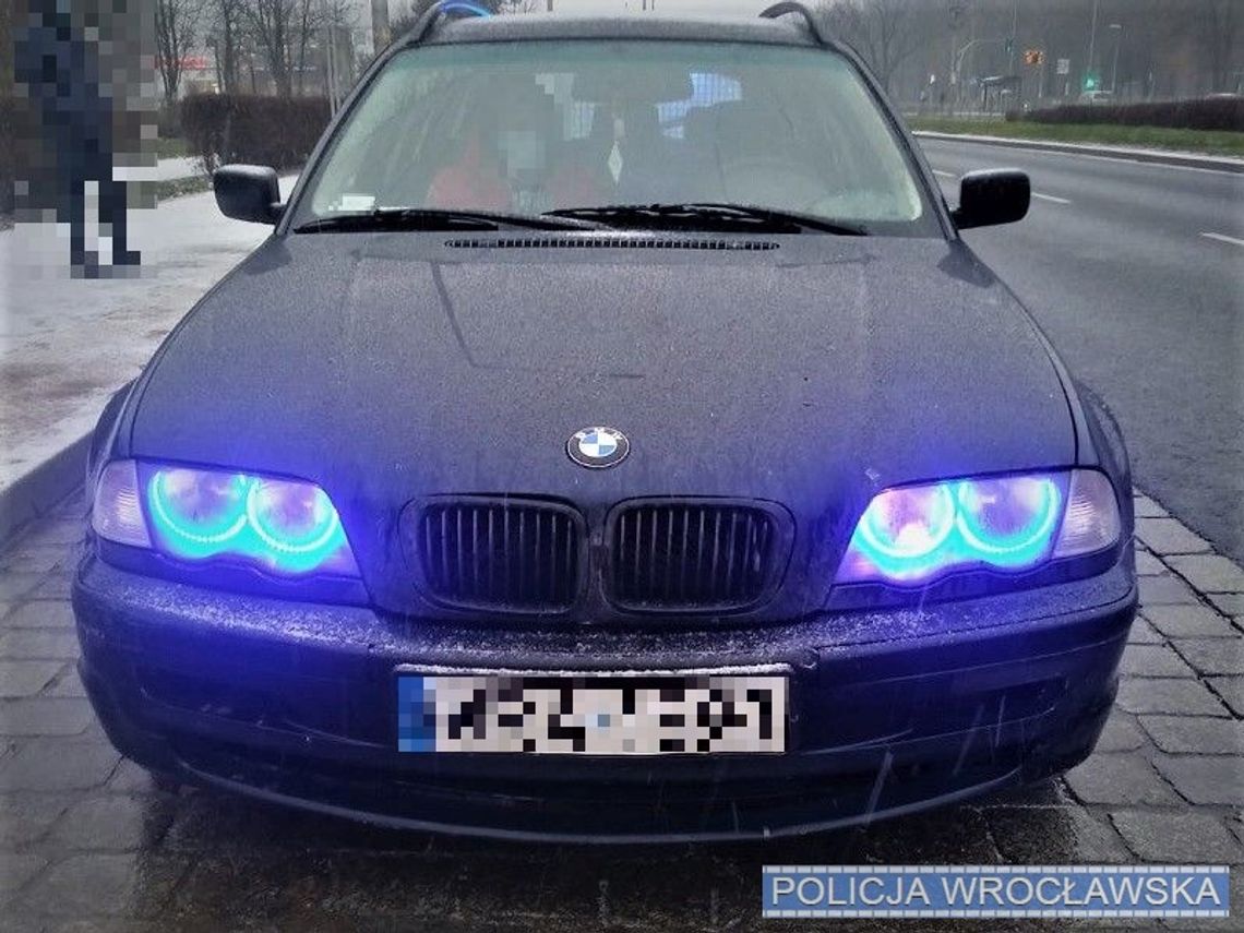 Niebieskie światła w BMW i otwarta na mrozie szyba zaniepokoiły policjantów. Kierowca jechał na bani