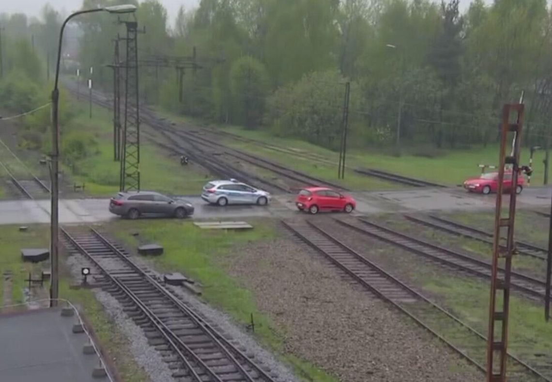 Niecierpliwa 40-latka wjechała na przejazd przy podnoszących się rogatkach. Nie widziała, że stoi za nią radiowóz