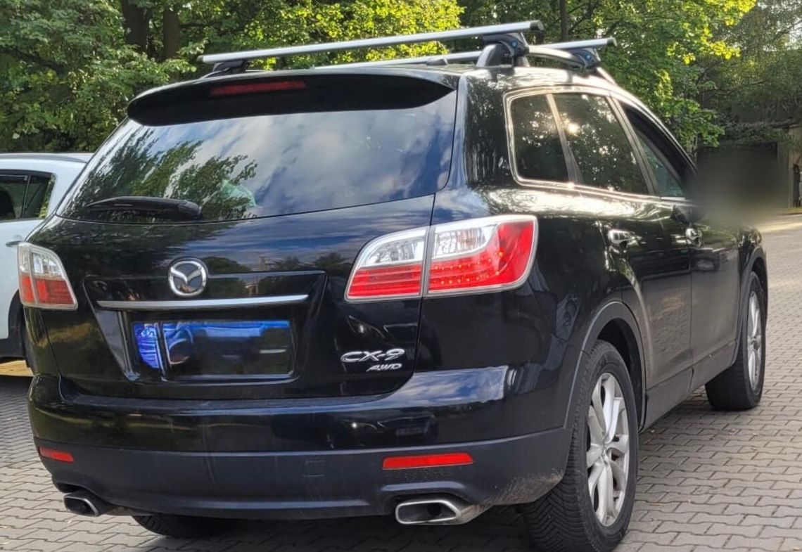 Niecierpliwy kierowca Mazdy myślał, że ma przed sobą zwykłe auto i wyprzedził na przejściu. Jechali nim policjanci