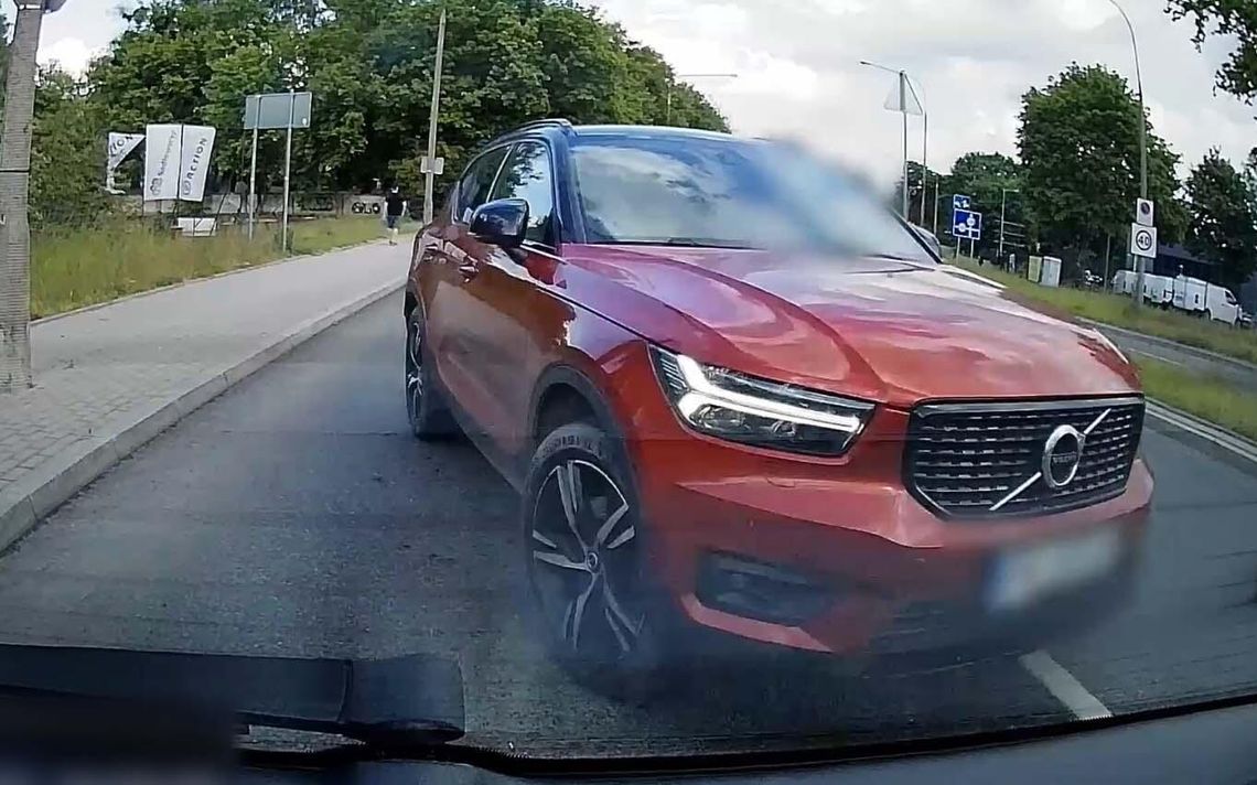 Niecierpliwy kierowca nie chciał czekać jak inni i wjechał na skrzyżowanie przy czerwonym. Policja dostała nagranie Niecierpliwy kierowca nie chciał czekać jak inni i wjechał na skrzyżowanie przy czerwonym. Policja dostała nagranie