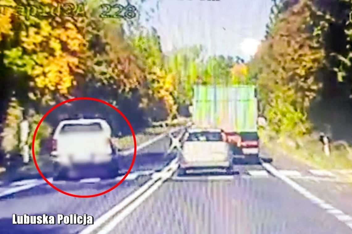 Niecierpliwy kierowca pickupa na oczach policji wyprzedził na przejściu dla pieszych. Nie przyjął mandatu Niecierpliwy kierowca pickupa na oczach policji wyprzedził na przejściu dla pieszych. Nie przyjął mandatu