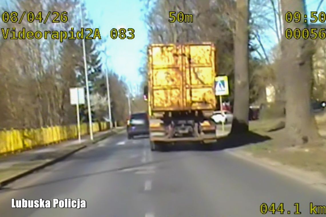 Niecierpliwy kierowca wyprzedzał na przejściu dla pieszych. Wszystko na oczach policjantów z drogówki